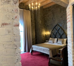 Комната в замке с одной кроватью и ванной в Валерия