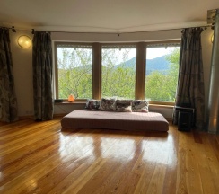 Вилла с балконом и с видом на горы в Круглый дом в горах