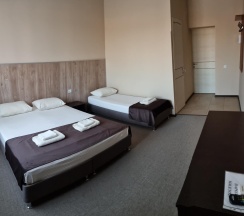 Номер стандарт семейный с 1 односпальной и 1 двуспальной кроватью в Leto Place