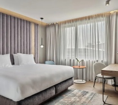 Люкс на высоком этаже с доступом в лаундж c 1 комнатой с видом на озеро в Crowne Plaza Sofia by IHG