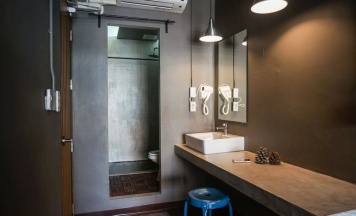 Трёхместный номер Standard с балконом в In A Box Hostel