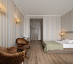 Семейный Полулюкс с 1 двуспальной и 1 односпальной кроватями в Ka Royal Hotel Boutique