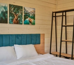 Дом у детской площадки с 2 спальнями, беседкой и мангалом в Мы дома-Зеркальный лес