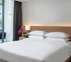 Двухместный номер Classic с балконом двуспальная кровать в Andaman Beach Hotel Phuket - Handwritten Collection
