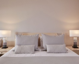 Двухместный номер Deluxe с видом на сад двуспальная кровать в Aphrodite Hills Hotel