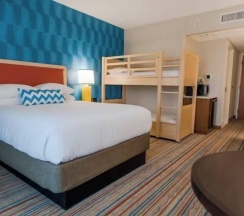 Четырёхместный номер в Howard Johnson by Wyndham Anaheim Hotel and Water Playground