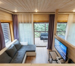 Лодж с купелью и сауной в лесной зоне в Пасторское озеро