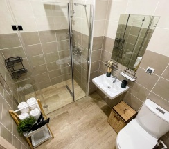 Номер люкс семейный с 1 односпальной и 1 двуспальной кроватью в Pallada