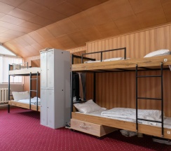 Кровать в общем номере с красивым видом из окна в Almaty BackPackers