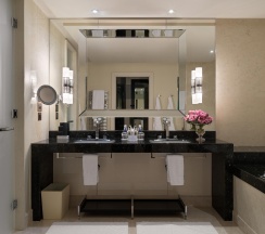 Номер люкс Премьер с 1 двуспальной кроватью в Four Seasons Hotel Moscow