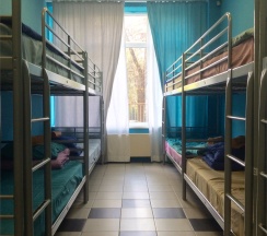 Общий десятиместный мужской номер в 7skyhostel