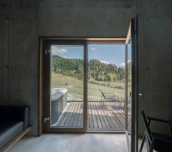 Люкс Каллисто с балконом и с видом на горы в Moon2