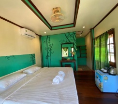 Двухместное бунгало с видом на море двуспальная кровать в Kinnaree Resort Koh Kood