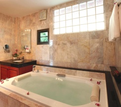 Pool Villa Thai Style с 4 спальнями в Вилла Kata Sea View