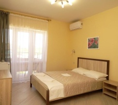 Номер улучшенный с 1 двуспальной кроватью в Райc