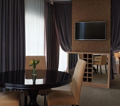 Номер делюкс стандарт в AurA City Hotel