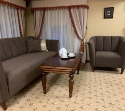 Номер полулюкс делюкс с 1 двуспальной кроватью в Барский флигель