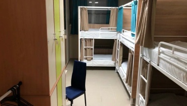 Кровать в 6-местном общем женском номере в Солнечный ветер