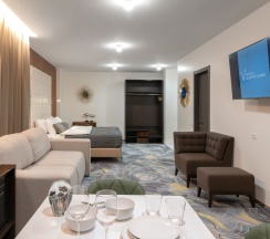 Апартаменты люкс с балконом для 5 гостей в V Hotel&Rooftop lounge