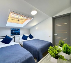 Апартаменты №11 "Семейный Люкс" на мансардном этаже в Саквояж