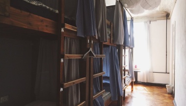 Кровать в 6-ти местном женском номере в Chickadee Coliving