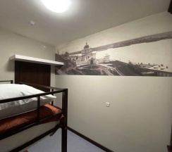 Кровать в 2-местном общем номере №5 в Стрежень