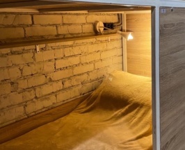 Одноместная капсула в 15-местном общем номере в Bird house Hostel