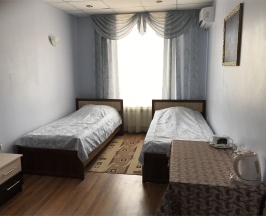 Двухместный номер с 2 односпальными кроватями и общей ванной комнатой в Артик