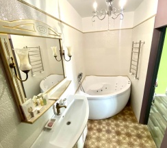 Апартаменты с 3 спальнями в Белое солнце