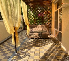 Двухместные апартаменты с красивым видом из окна двуспальная кровать в Мелис