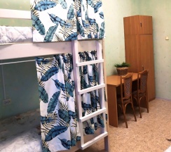 Кровать в общем номере в Флора