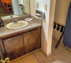 Четырёхместный номер Standard в Vantage Point Inn Woodland Hills