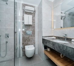 Двухместный номер Superior с видом на окрестности двуспальная кровать в Villa Sunflower Hotel