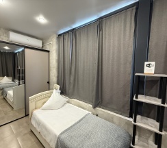 Семейный номер с двуспальной кроватью и 2 односпальными кроватями с кухней в BoxHouse