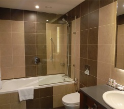 НОМЕР БИЗНЕС-КЛАССА С БОЛЬШОЙ КРОВАТЬЮ (KING SIZE) И ВИДОМ НА ГОРОД в Doubletree by Hilton Tyumen