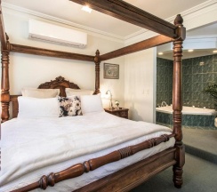 Двухместный коттедж с балконом двуспальная кровать в Moulton Park Cottages