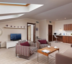 Люкс двухкомнатный с гостиной и спальней в Hilton Garden inn Kaluga