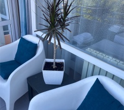 Трехместный номер с открытым балконом и боковым видом на море в Joy apartments