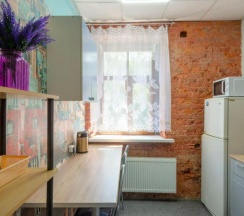 Кровать в 8-местном общем номере (Желтый) в Гости в гости