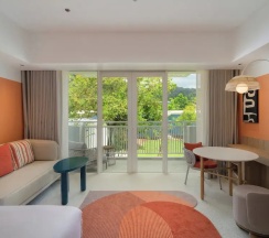 Двухместный семейный люкс Deluxe двуспальная кровать в Centara Karon Resort Phuket