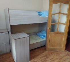 Кровать в 8-местном женском номере в Диско