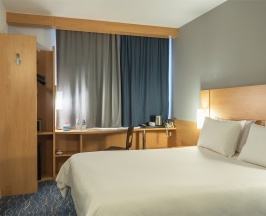 Номер Premium, вид на реку - с одной большой кроватью в Ибис Самара