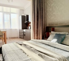 Большая квартира на Даниялова в центре города рядом с морем - это идеальный выбор для тех, кто хочет провести комфортный отпуск или деловую поездку. в Как Дома 05