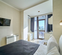 Студия Панорамная с балконом, мини кухней и видом на город и зелёную зону в Амбассадор