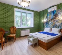 323- "Англия". Двухкомнатные апартаменты с камином, кроватью "King- size", односпальной кроватью и кухней. Новый 2 корпус, бесплатная стоянка в House on Potapova