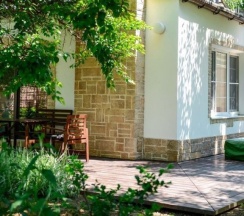 Четырехместный коттедж с террасой и видом в сад в Азов Инн