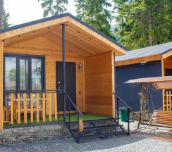 Двухместный семейный номер Classic с красивым видом из окна двуспальная кровать и диван в Wolf