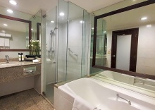 Номер Premium Deluxe в Pullman Bangkok Hotel G