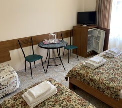 Номер стандарт с 1 односпальной и 1 двуспальной кроватью в Спарта