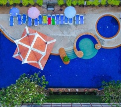 Двухместный номер Deluxe с видом на бассейн двуспальная кровать в Kata Poolside Resort